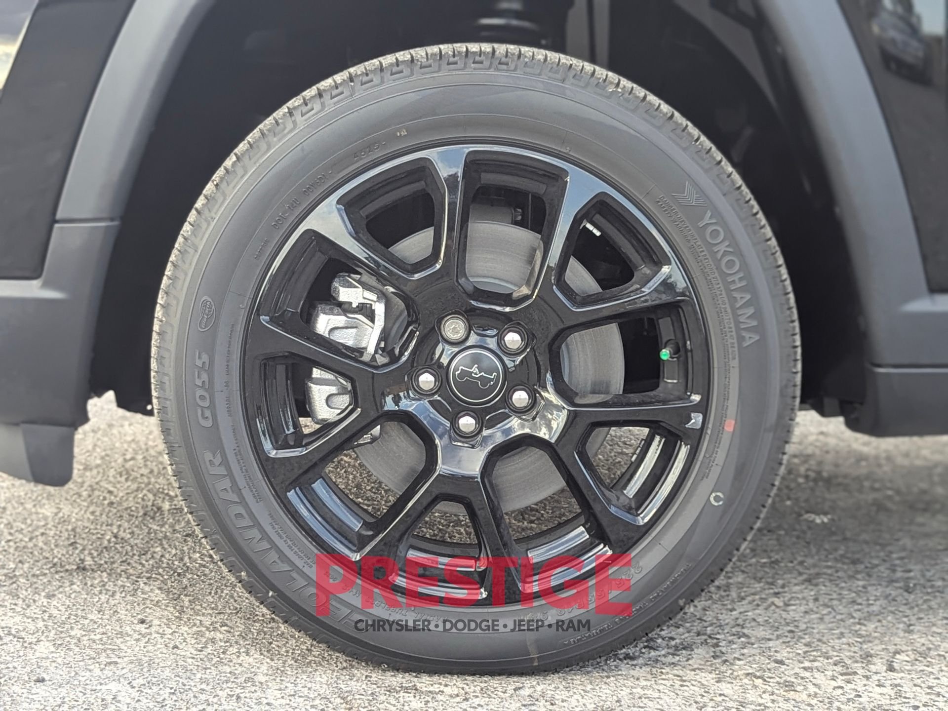 New 2026 Diamond Black Crystal Pearl-Coat Exterior Paint Jeep Latitude image 11