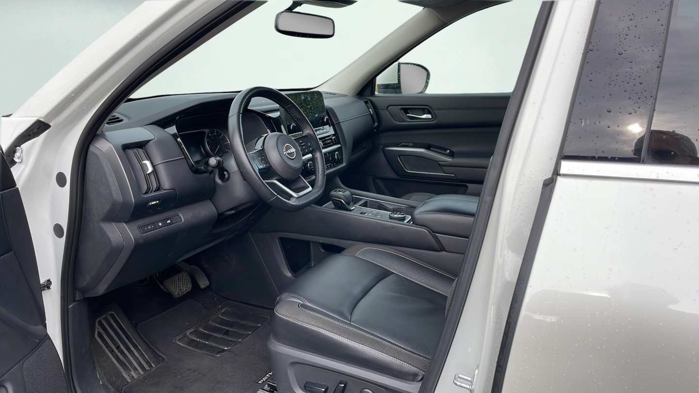 Used 2022 White Nissan SL image 9