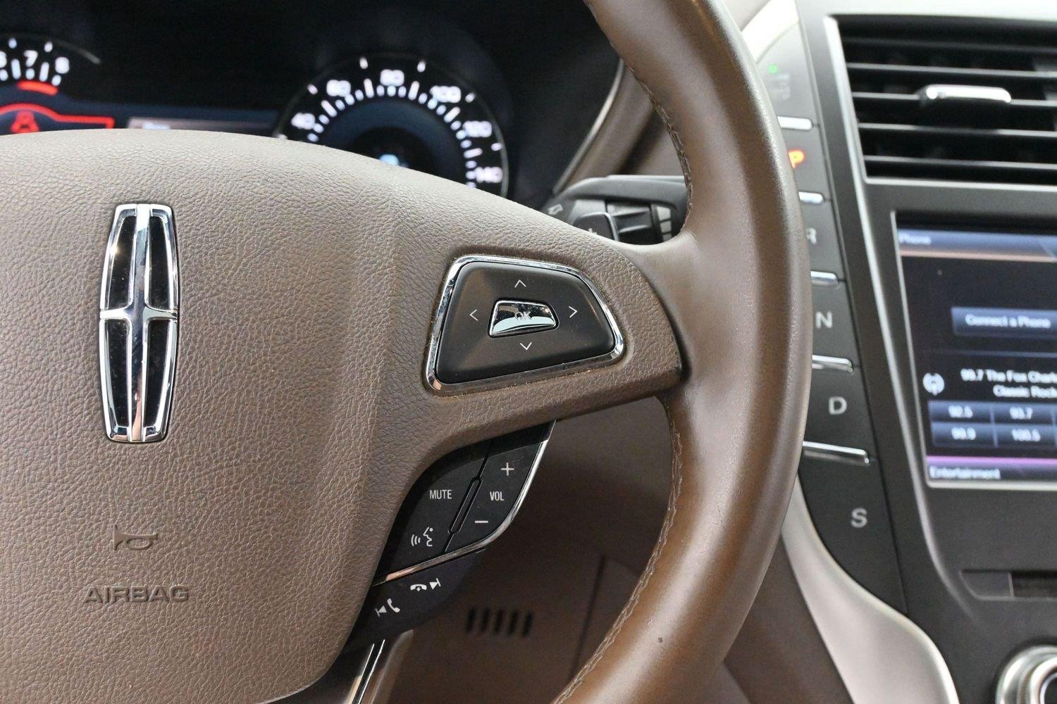 Used 2015 White Platinum Metallic Tri-Coat Lincoln FWD 4dr image 16