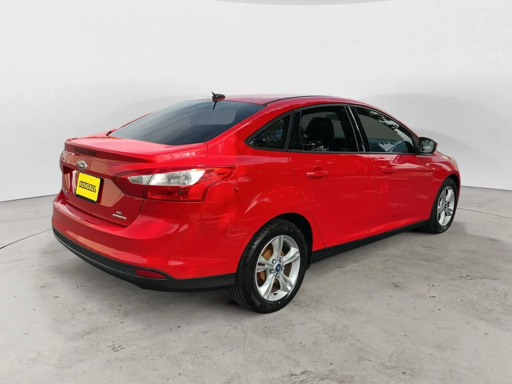Used 2013 Red Ford SE image 5
