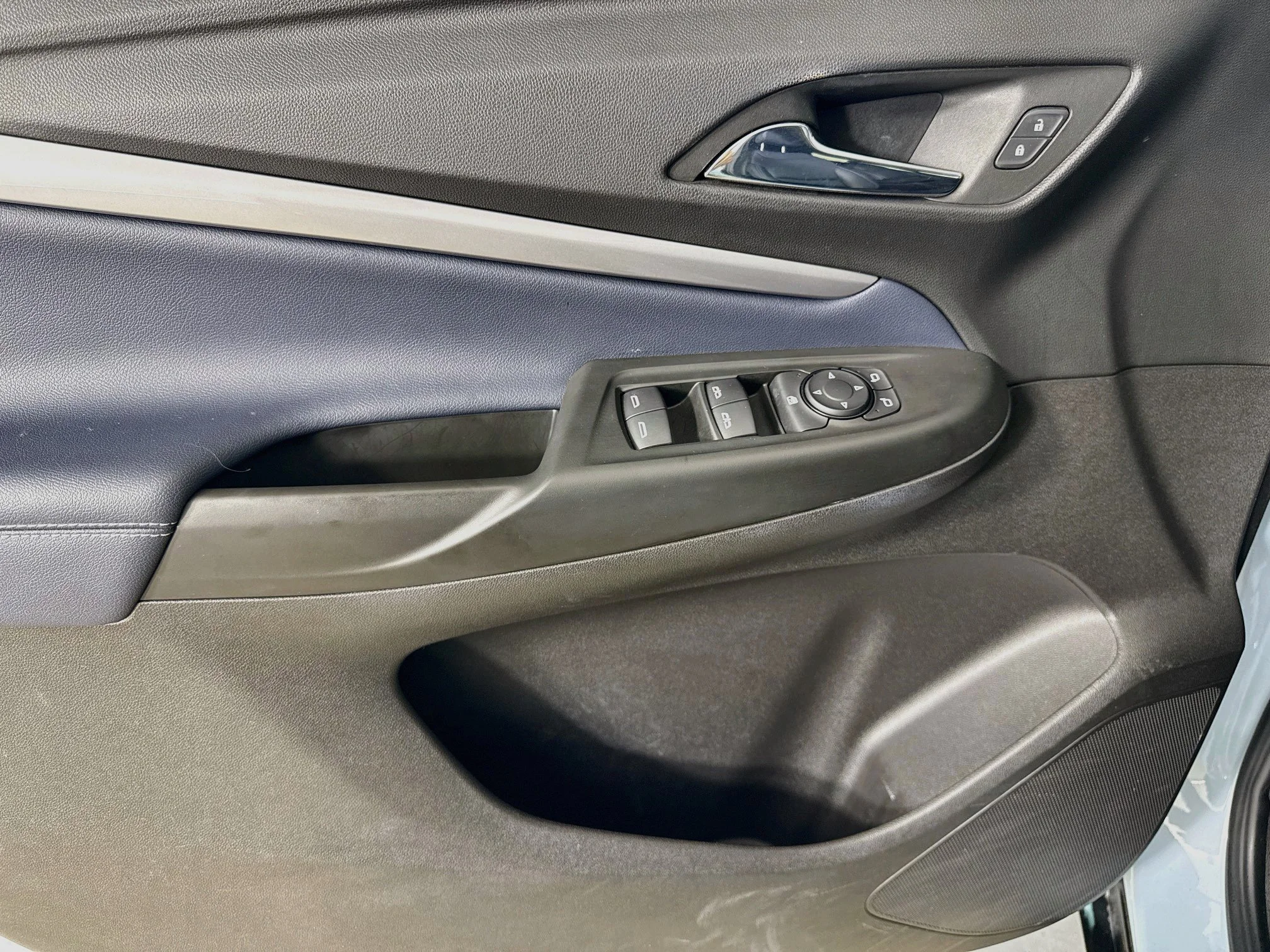 Used 2023 ICE BLUE METALLIC Chevrolet LT image 19