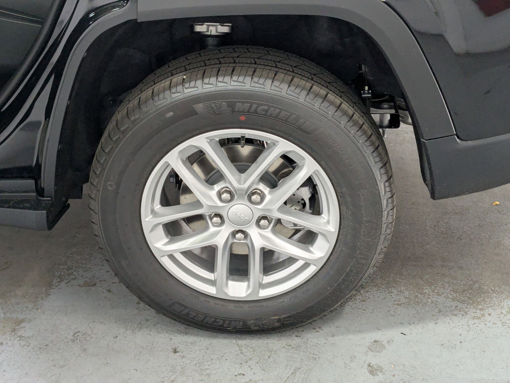 New 2025 Diamond Black Crystal Pearl-Coat Exterior Paint Jeep Laredo X image 17