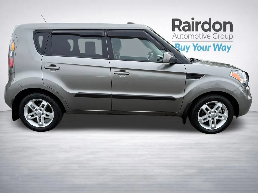 Used 2011 Titanium Kia + image 8