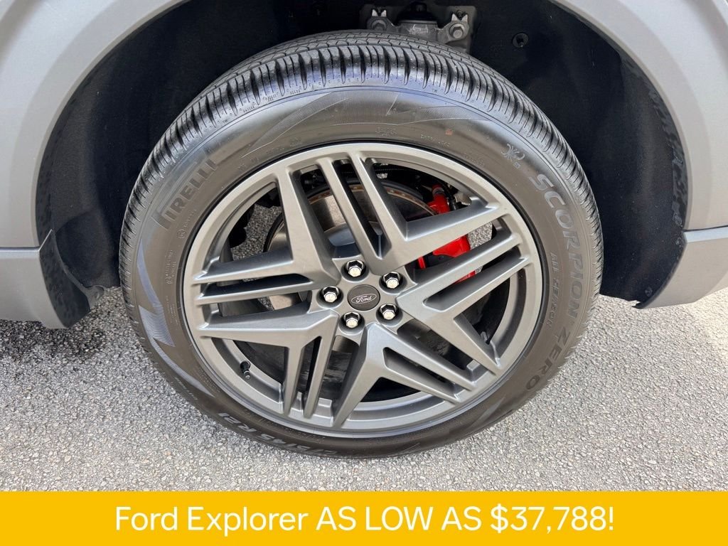 Used 2025 Gray Ford ST-Line image 32
