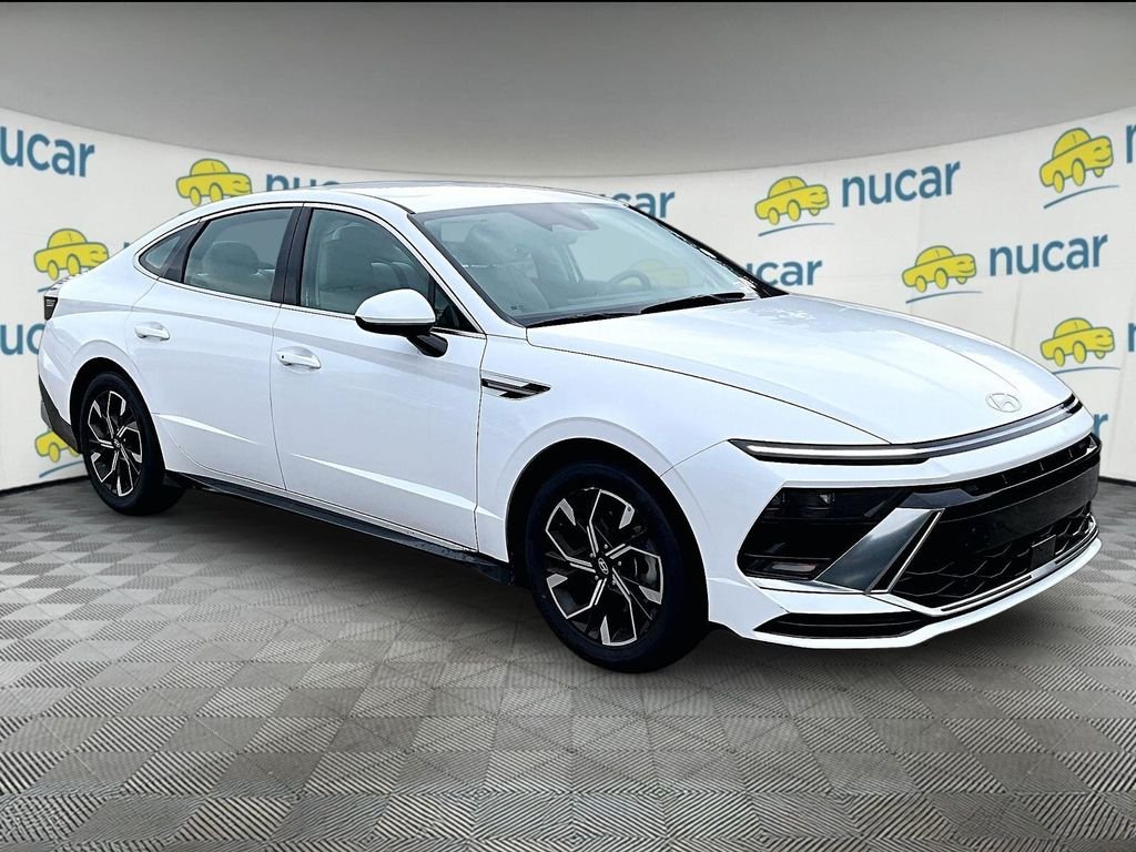 Used 2025 White Hyundai SEL image 1