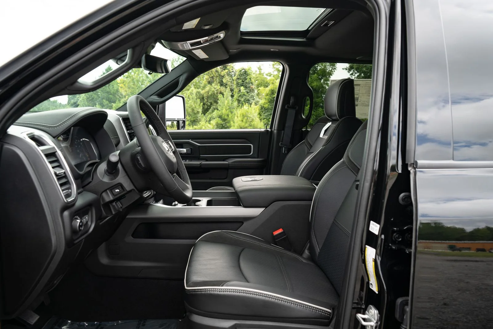 New 2026 Diamond Black Crystal Pearl-Coat Exterior Paint RAM Laramie image 26