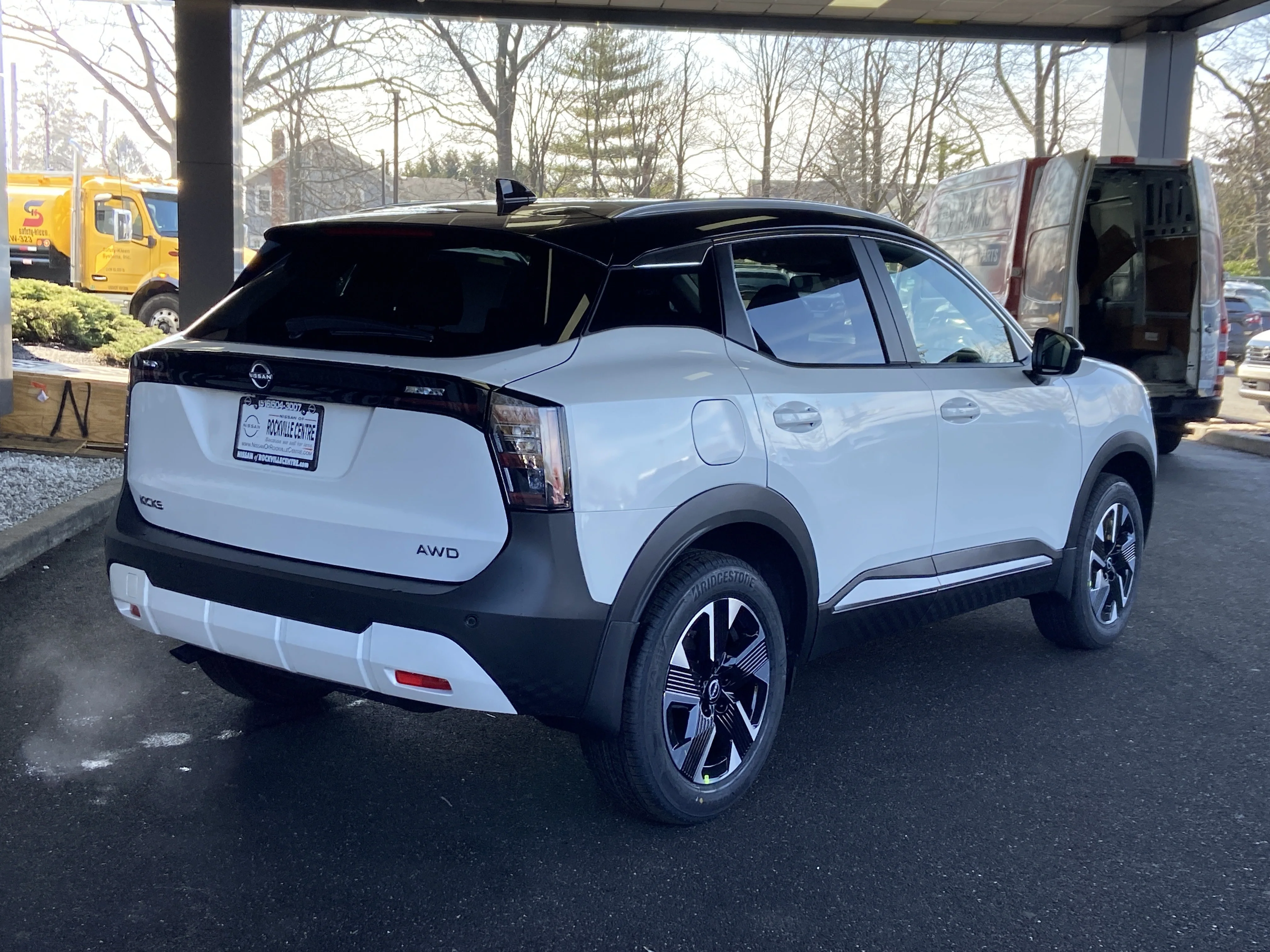 New 2026 Aspen White Tricoat/Super Black Nissan SV image 5