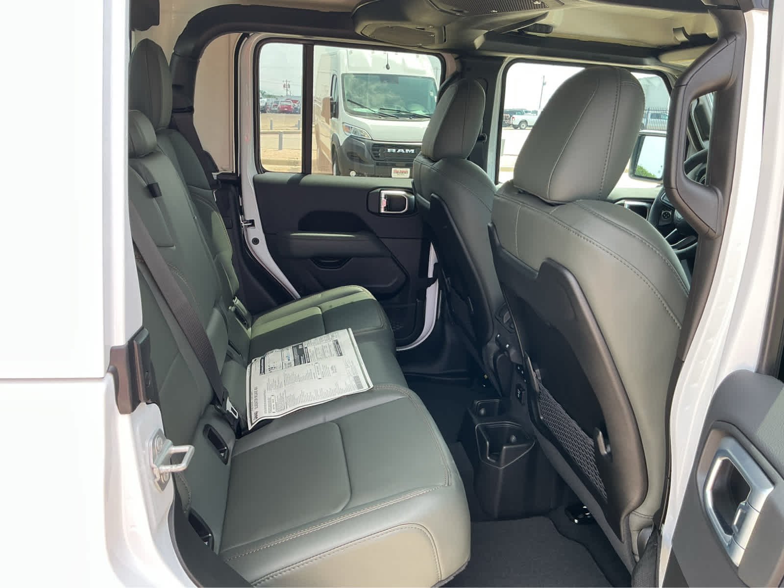 New 2026 Bright White Clear-Coat Exterior Paint Jeep Mojave image 19
