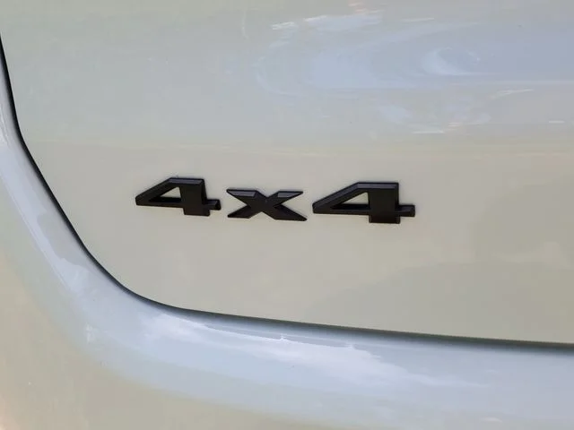 New 2026 Bright White Clear-Coat Exterior Paint Jeep Latitude image 5