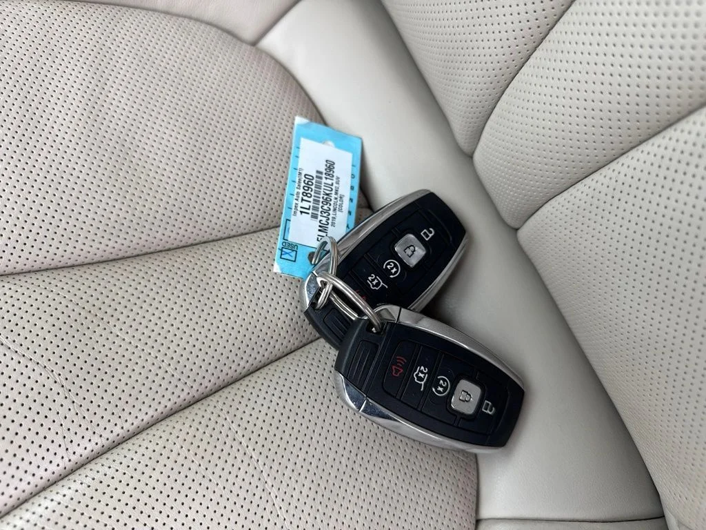 Used 2019 White Lincoln Reserve image 23