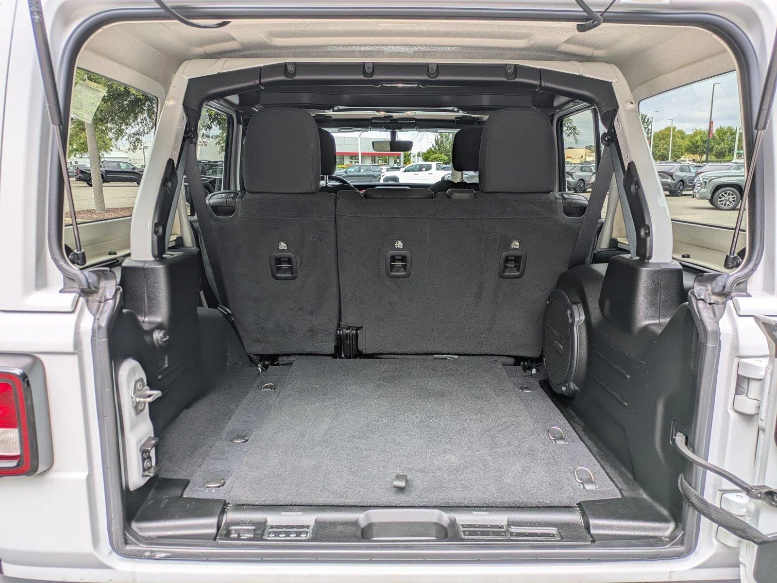 Used 2022 Bright White Clearcoat Jeep Unlimited Rubicon image 13