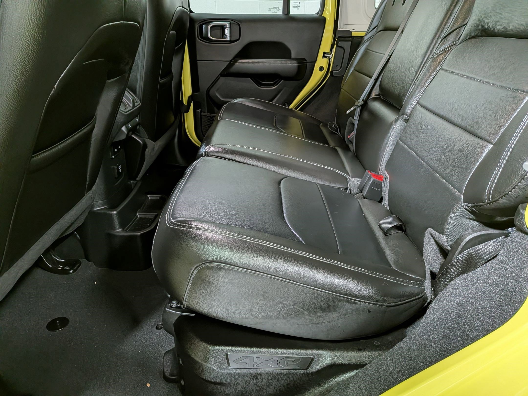 Used 2023 High Velocity Clearcoat Jeep Sahara image 27