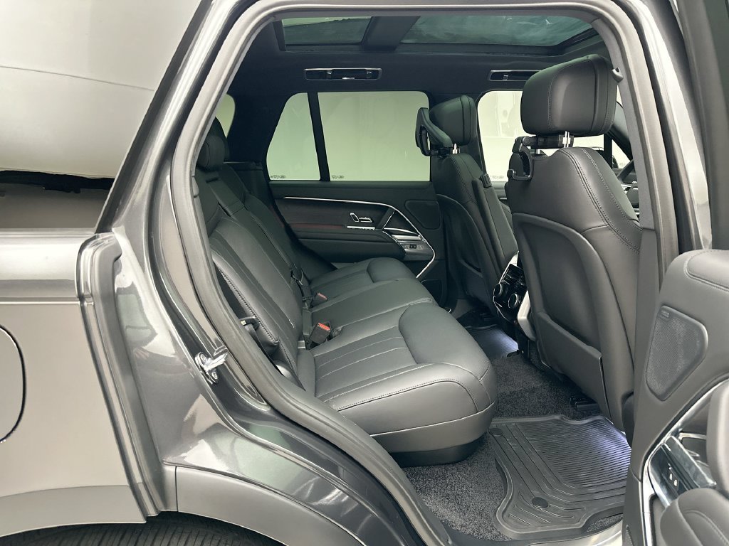 New 2026 Carpathian Grey Land Rover SE image 7