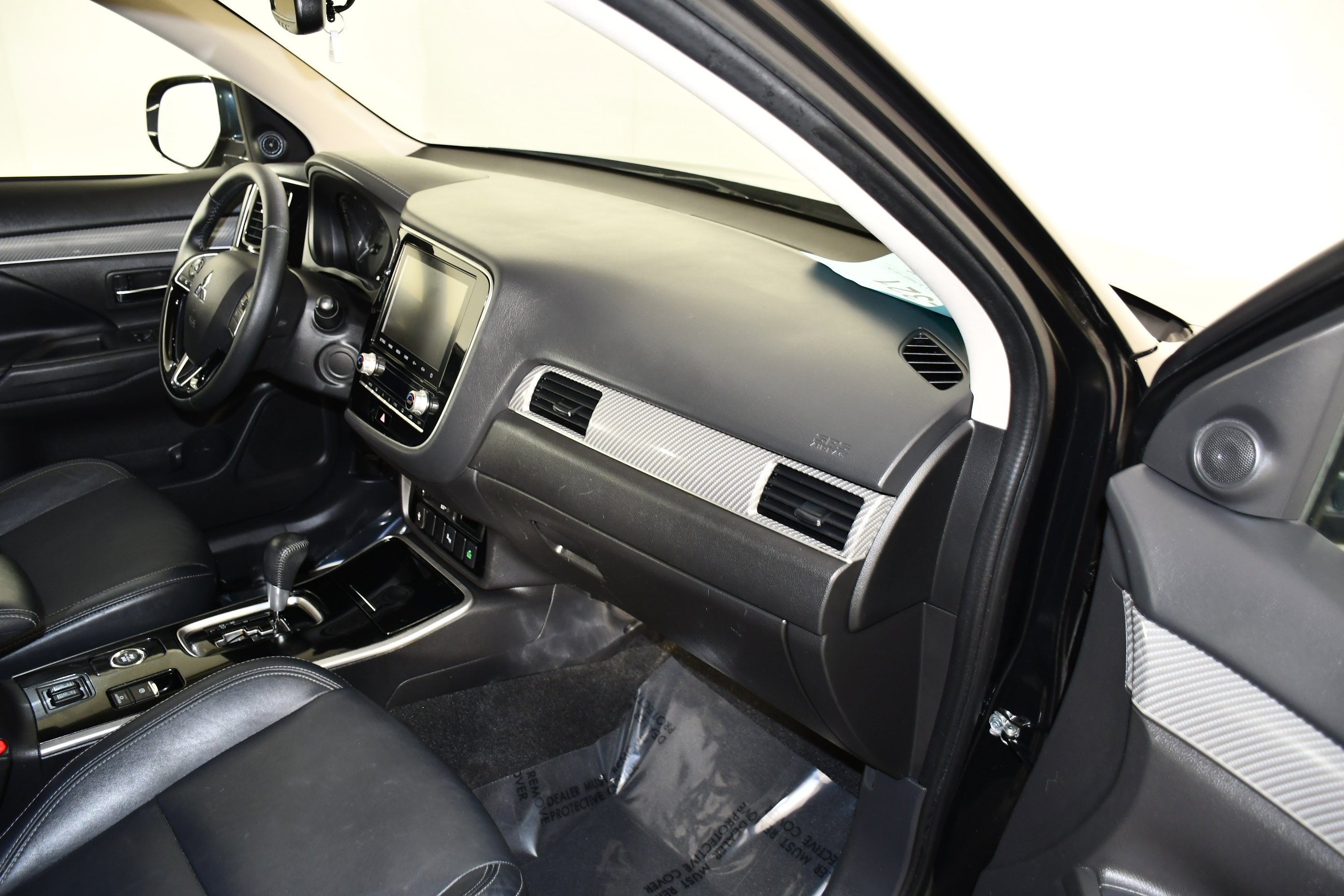 Used 2020 Labrador Black Metallic Mitsubishi SEL image 40