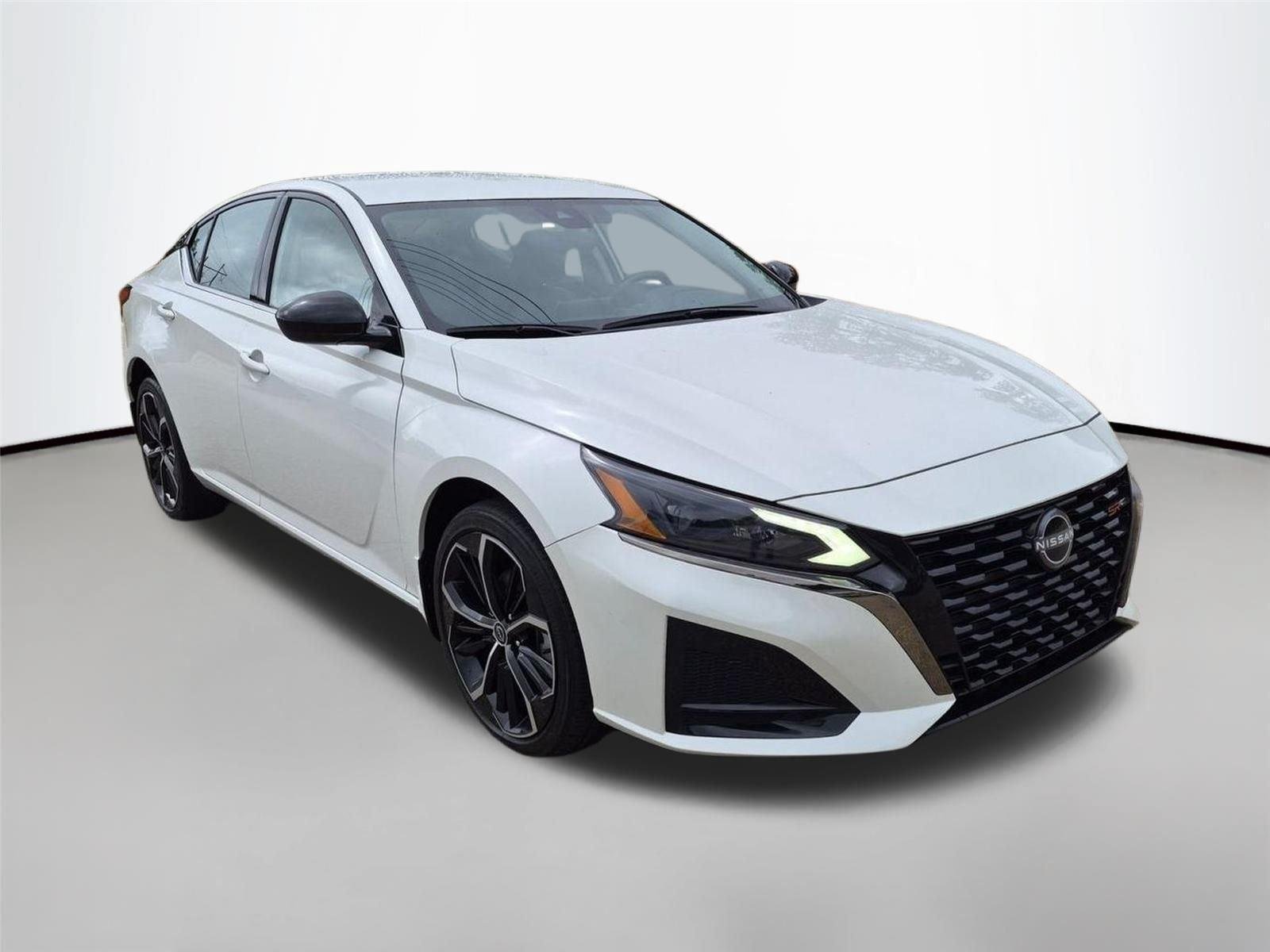 Used 2023 Glacier White Nissan 2.5 SR image 3