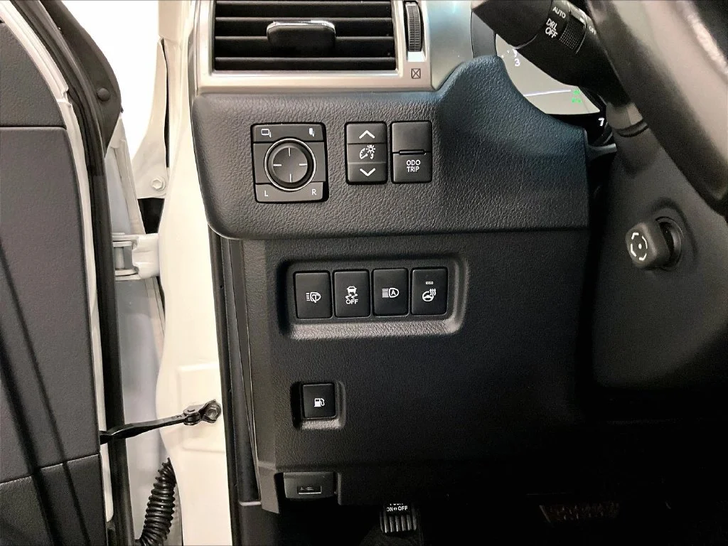 Used 2023 White Lexus 460 image 15
