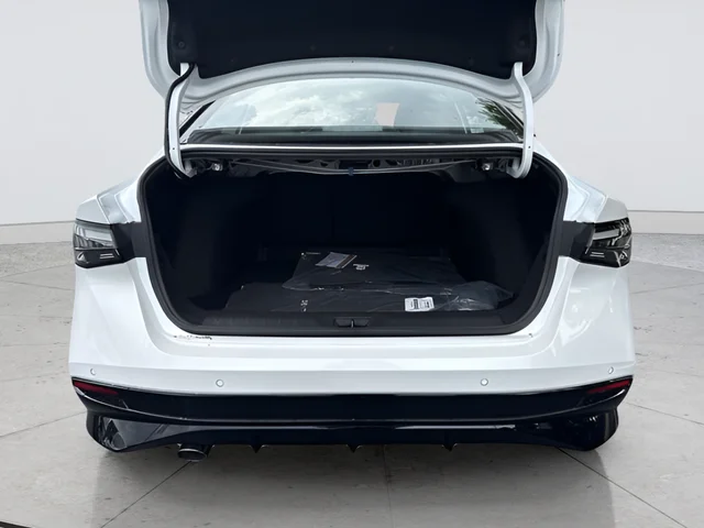 New 2026 Aspen White TriCoat / Super Black Two-tone Nissan SR image 22