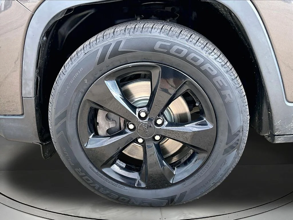 Used 2020 Gray Jeep Latitude Plus image 36