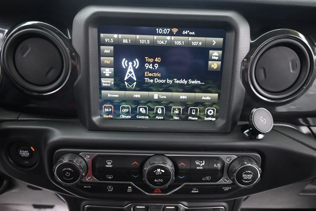 Used 2022 White Jeep Sport image 24