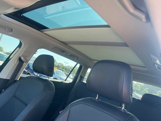 Used 2019 Moss Green Volkswagen SE image 5