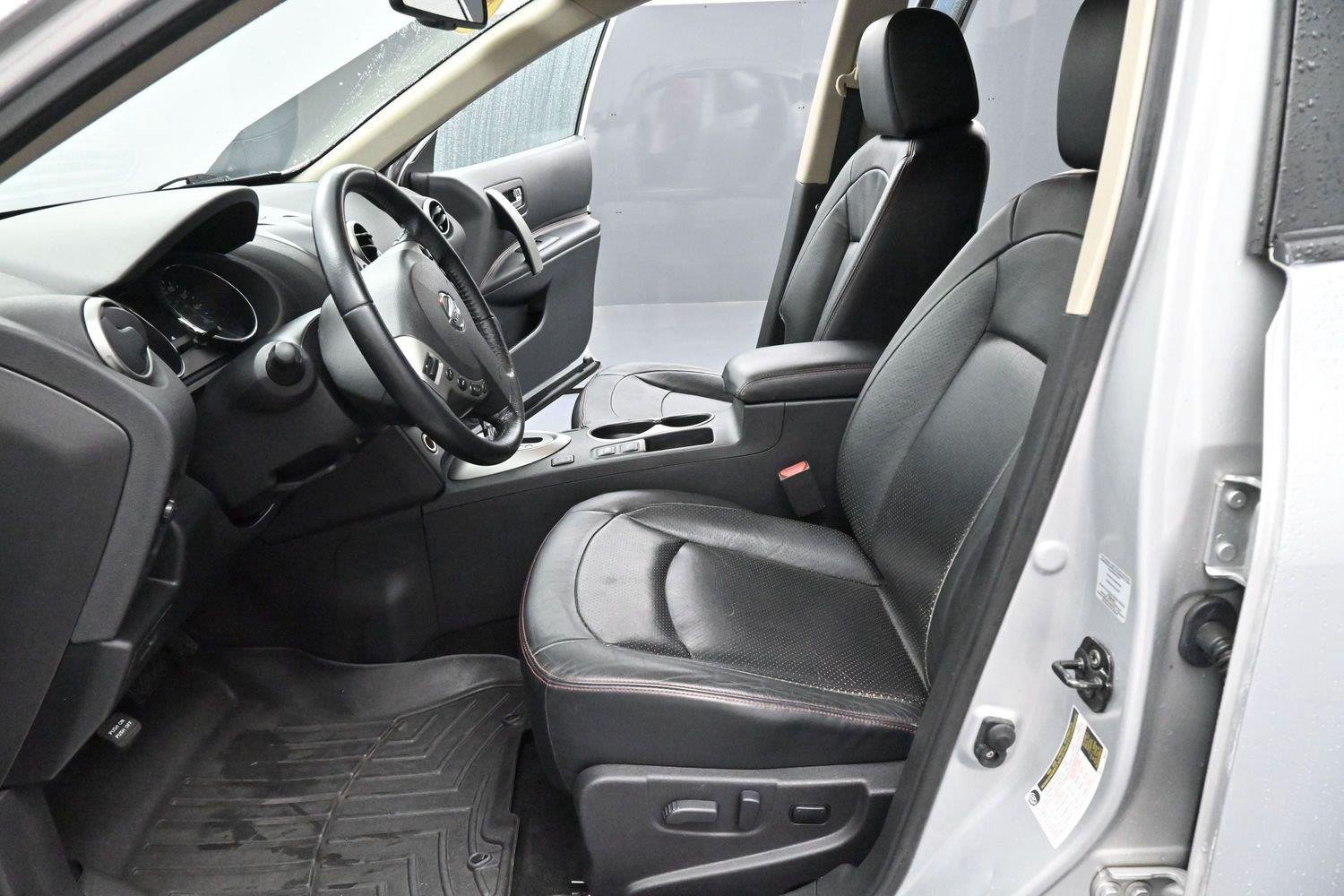 Used 2013 Brilliant Silver Nissan SL image 12