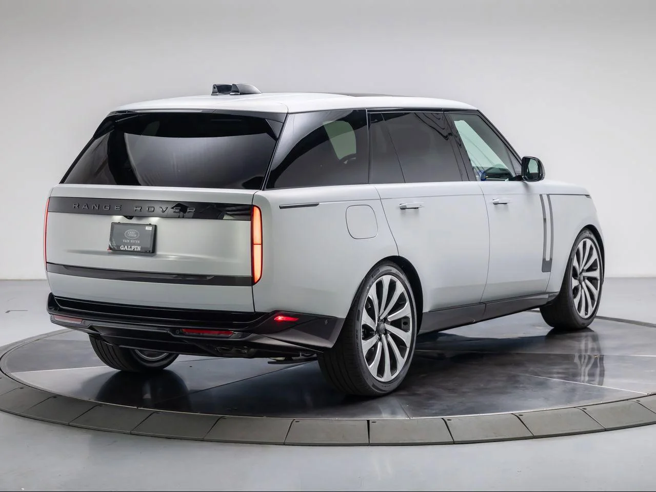 New 2026 Ethereal Frost Satin Land Rover Autobiography LWB image 5