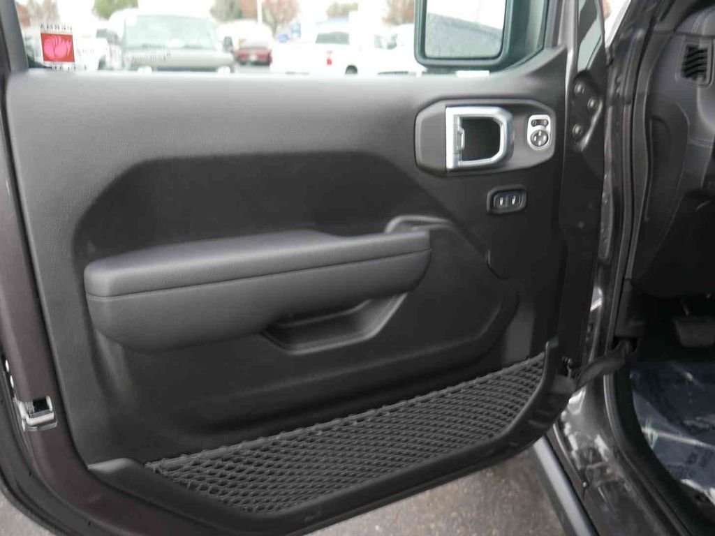 New 2026 Granite Crystal Metallic Clearcoat Jeep Rubicon image 32