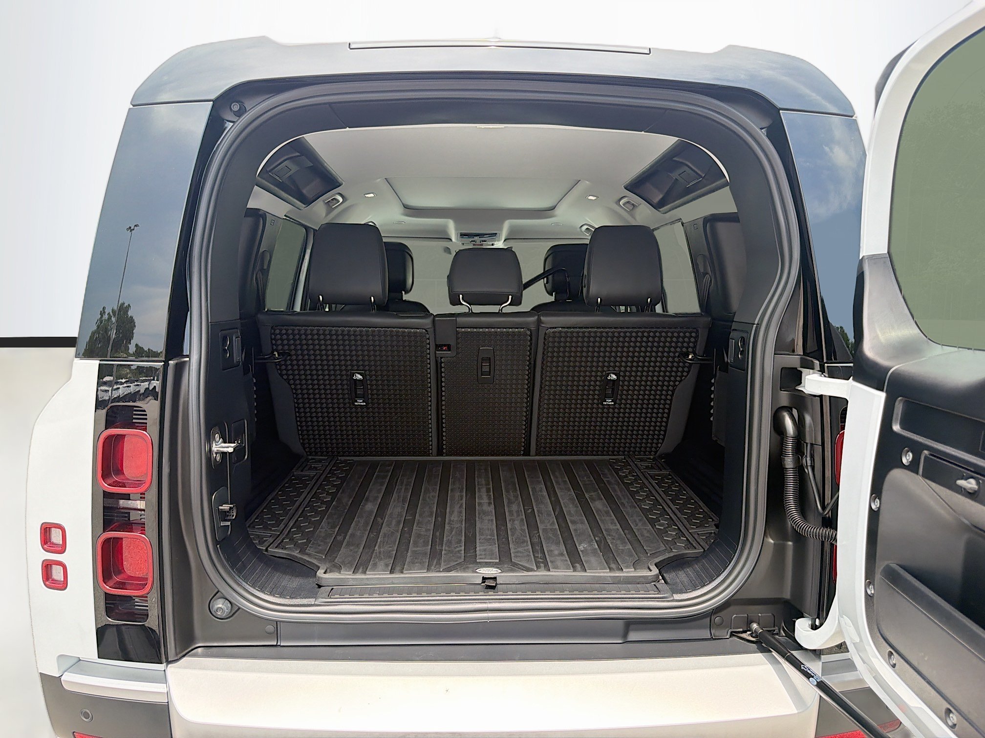 Certified Used 2025 Fuji White Land Rover S image 12