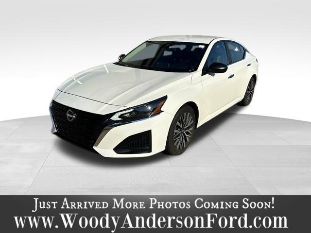 Used 2025 White Nissan 2.5 SV image 1