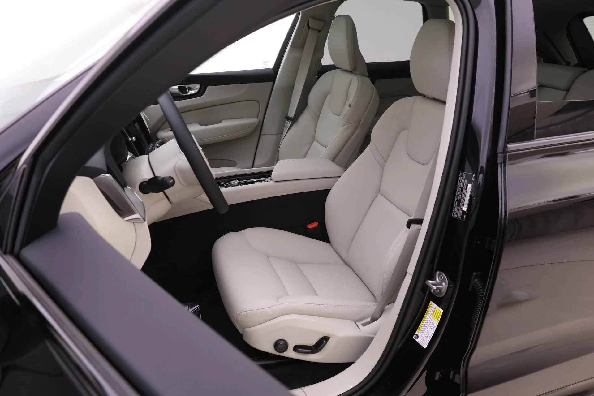 2025 Volvo XC60 Plus - Photo 7