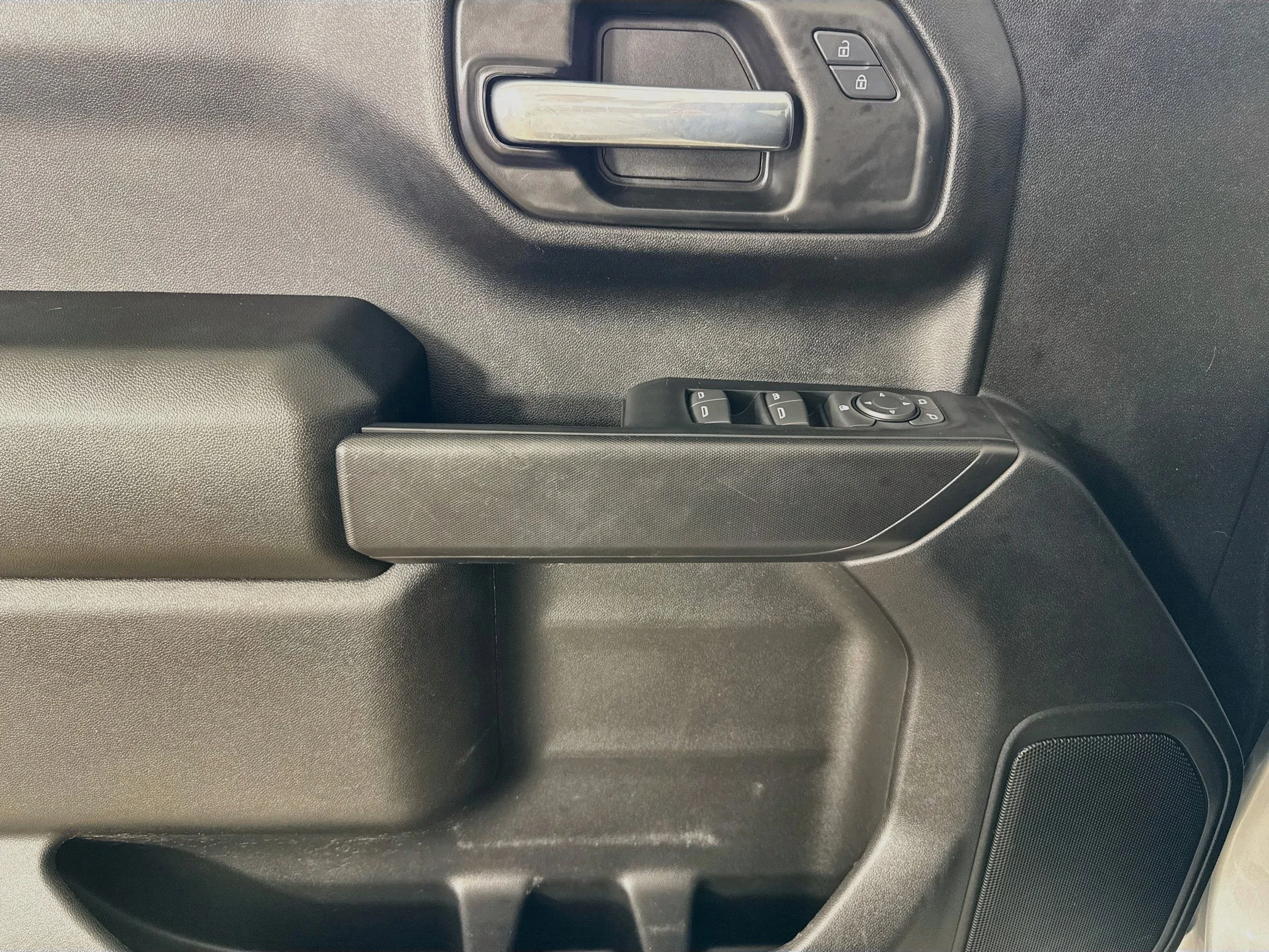 Used 2022 Silver Ice Metallic Chevrolet Custom image 20