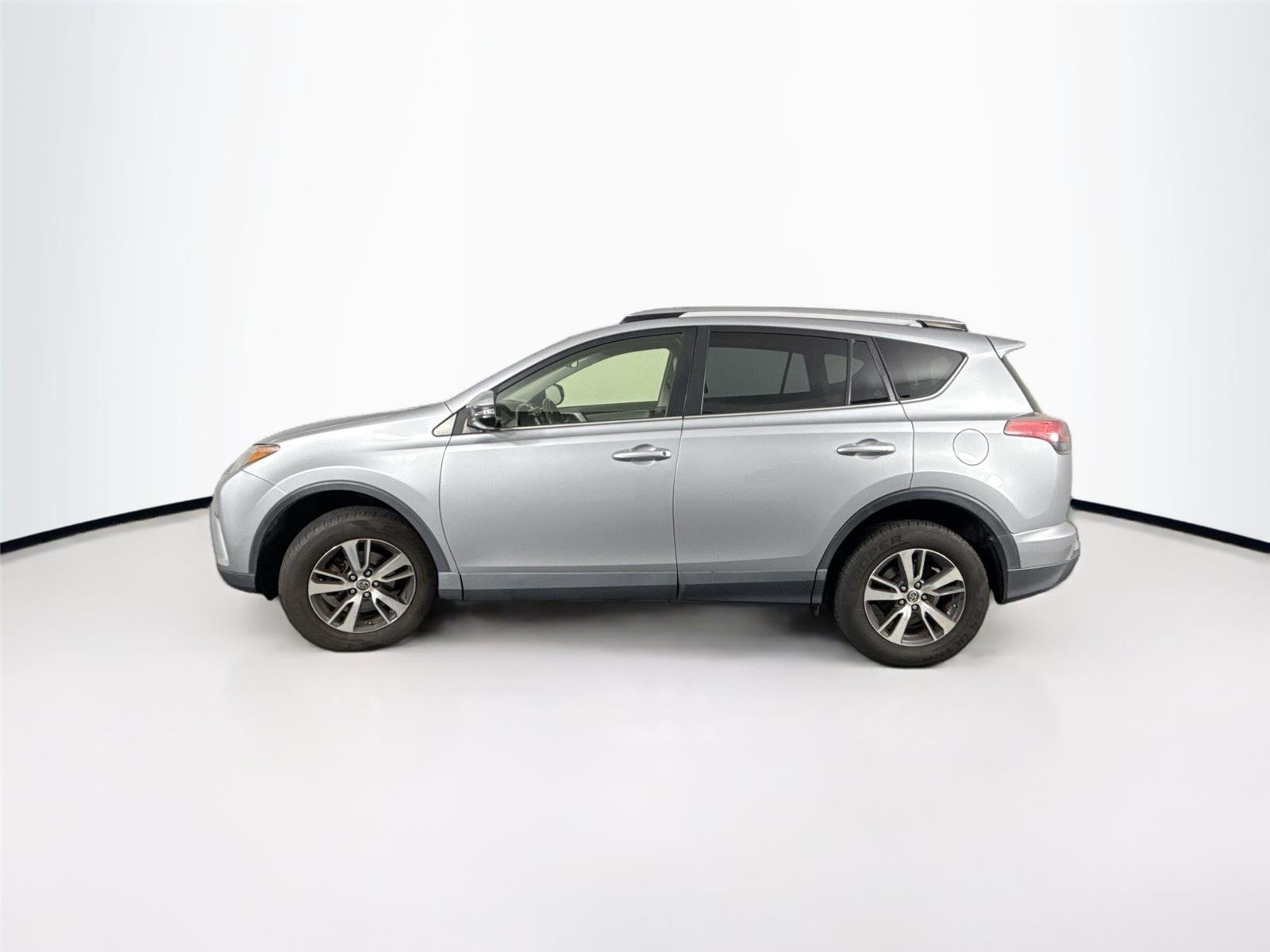 Used 2018 Silver Sky Metallic Toyota XLE image 9