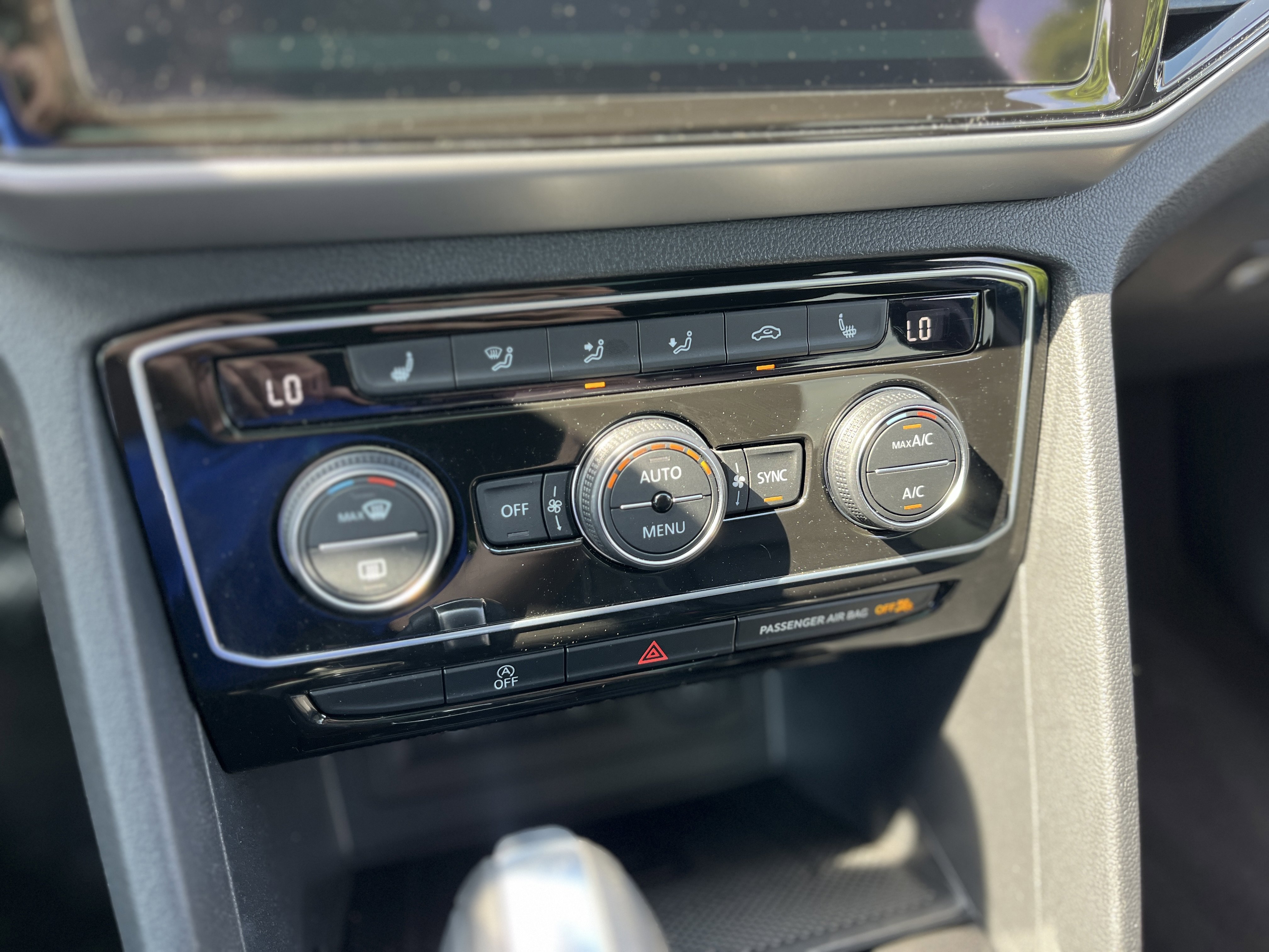 Used 2022  Volkswagen 3.6L V6 SE w/Technology image 21
