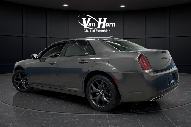 Used 2023 Granite Crystal Metallic Clearcoat Chrysler Touring image 3