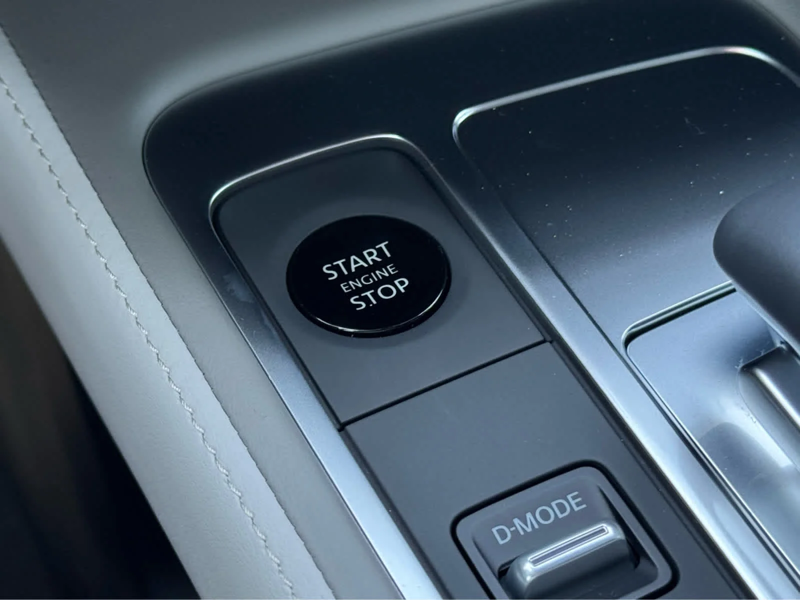 New 2027 GRAPHITE SHADOW INFINITI Luxe AWD image 13
