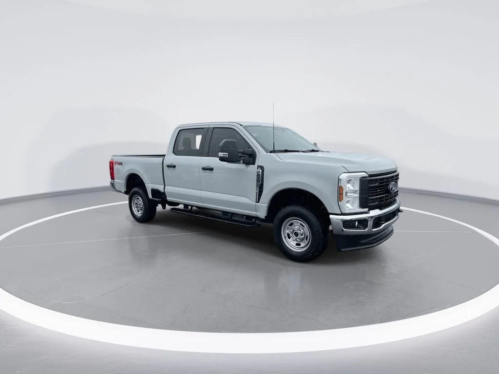Used 2025 White Ford XL image 2