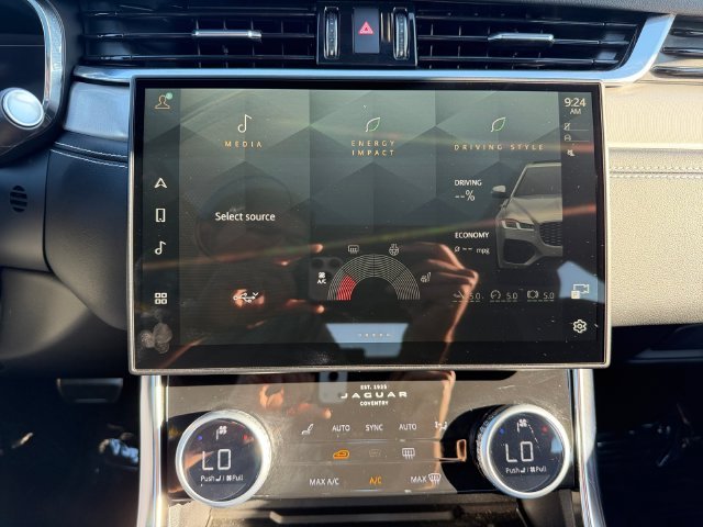 Used 2024  Jaguar R-Dynamic SE image 21