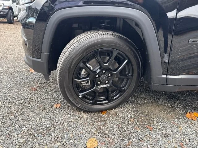 New 2026 Diamond Black Crystal Pearlcoat Jeep Latitude image 27