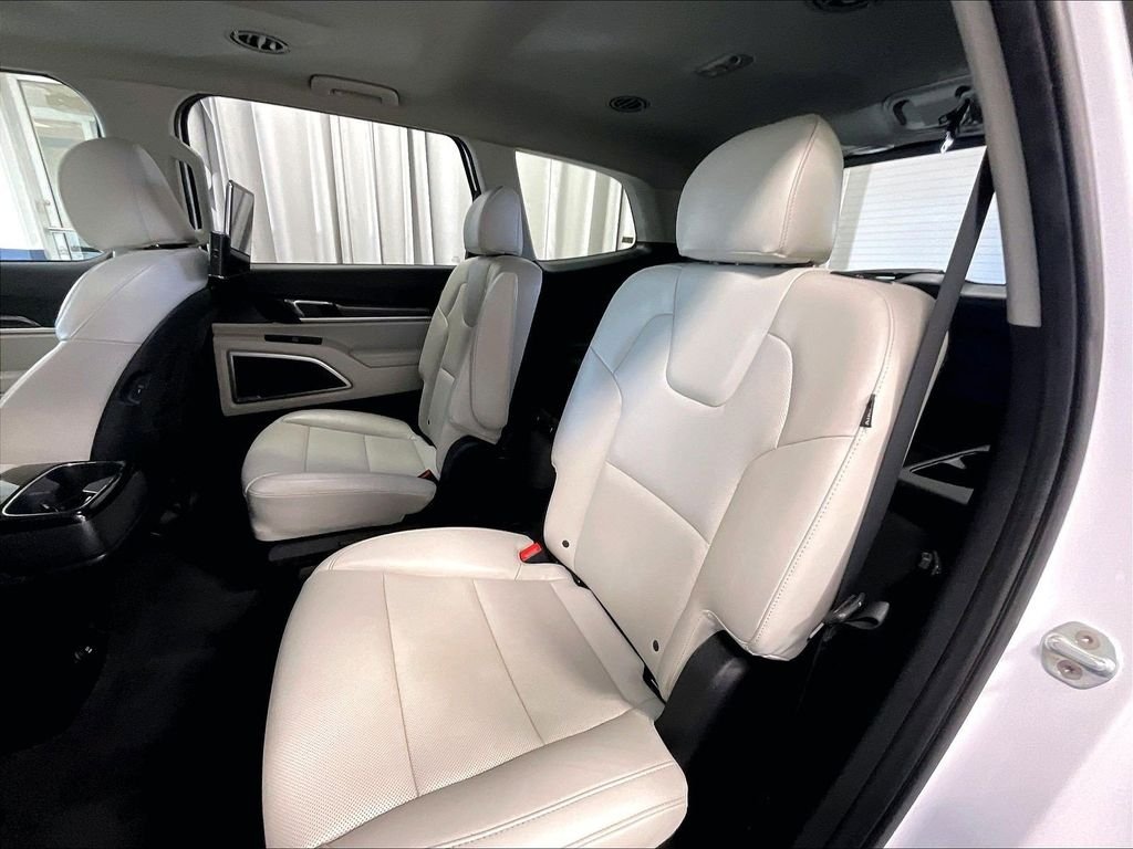 Used 2023 White Kia S image 15