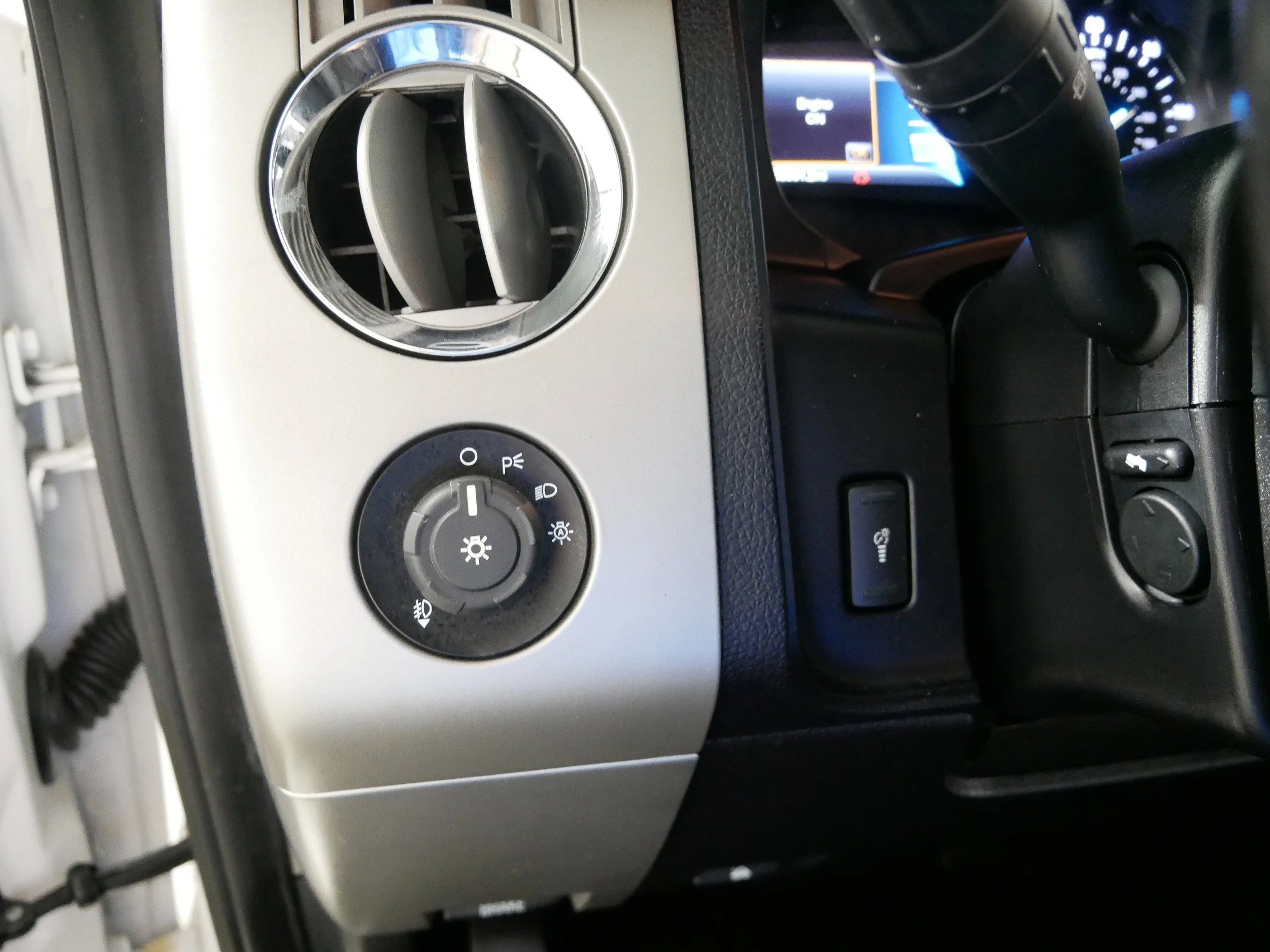 Used 2015 White Platinum Metallic Tri-Coat Ford King Ranch image 26