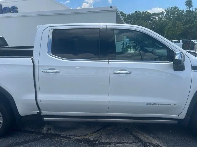 Used 2022 White GMC Denali image 25
