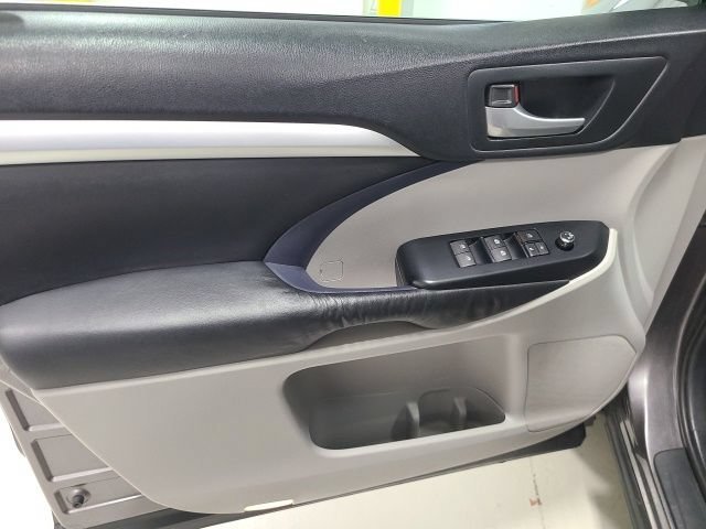 Used 2015 Predawn Gray Mica Toyota XLE image 20