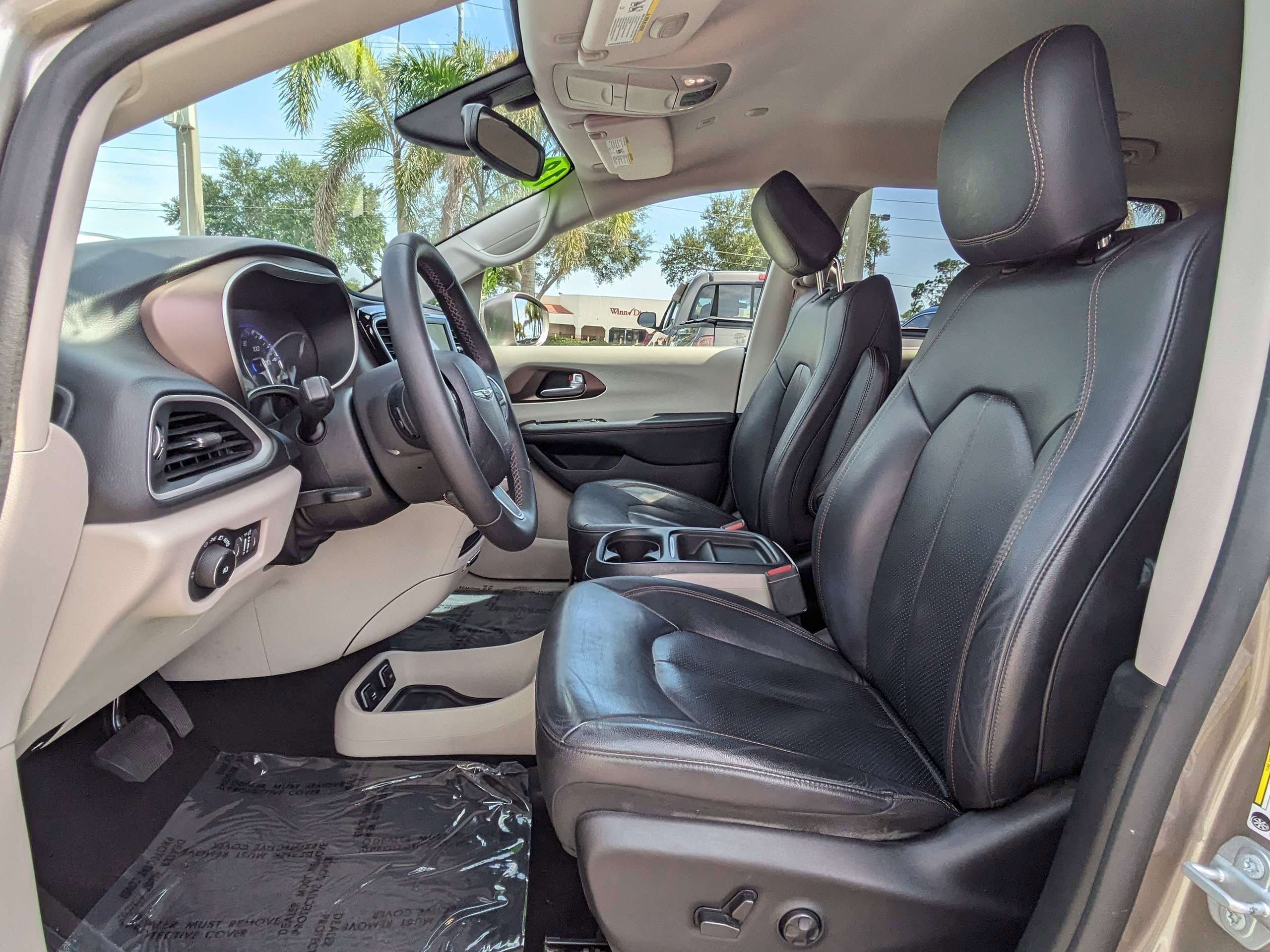 Used 2018 Silver Chrysler Touring L image 22