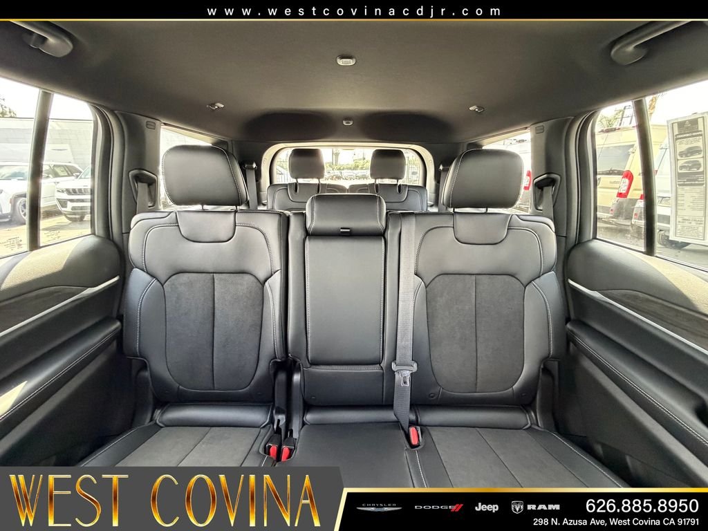 New 2026 Diamond Black Crystal Pearl-Coat Exterior Paint Jeep Altitude image 30