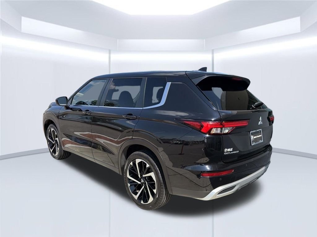 Used 2024 Silver Mitsubishi SE image 4