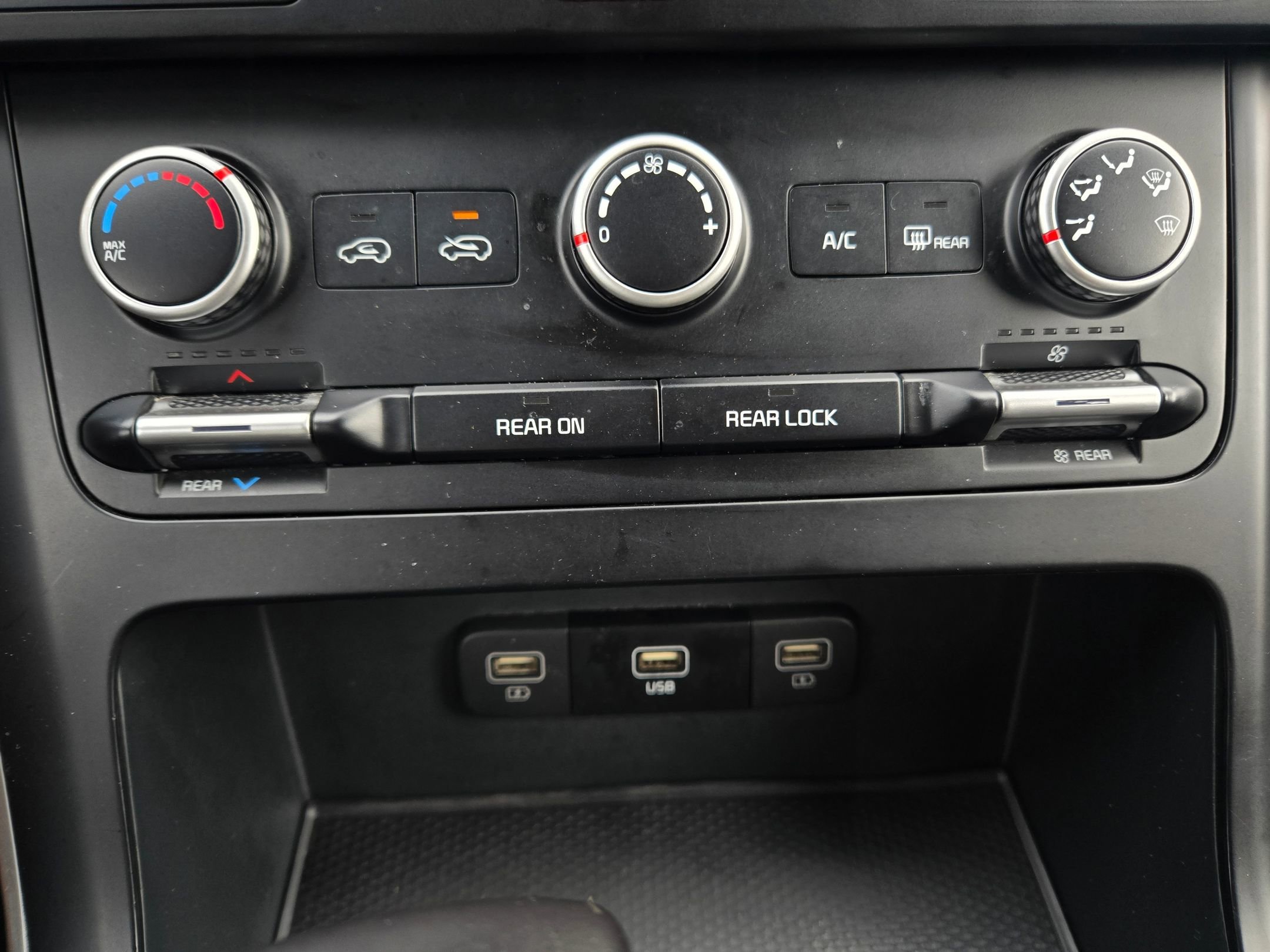Used 2024 Aurora Black Pearl Kia LX image 29