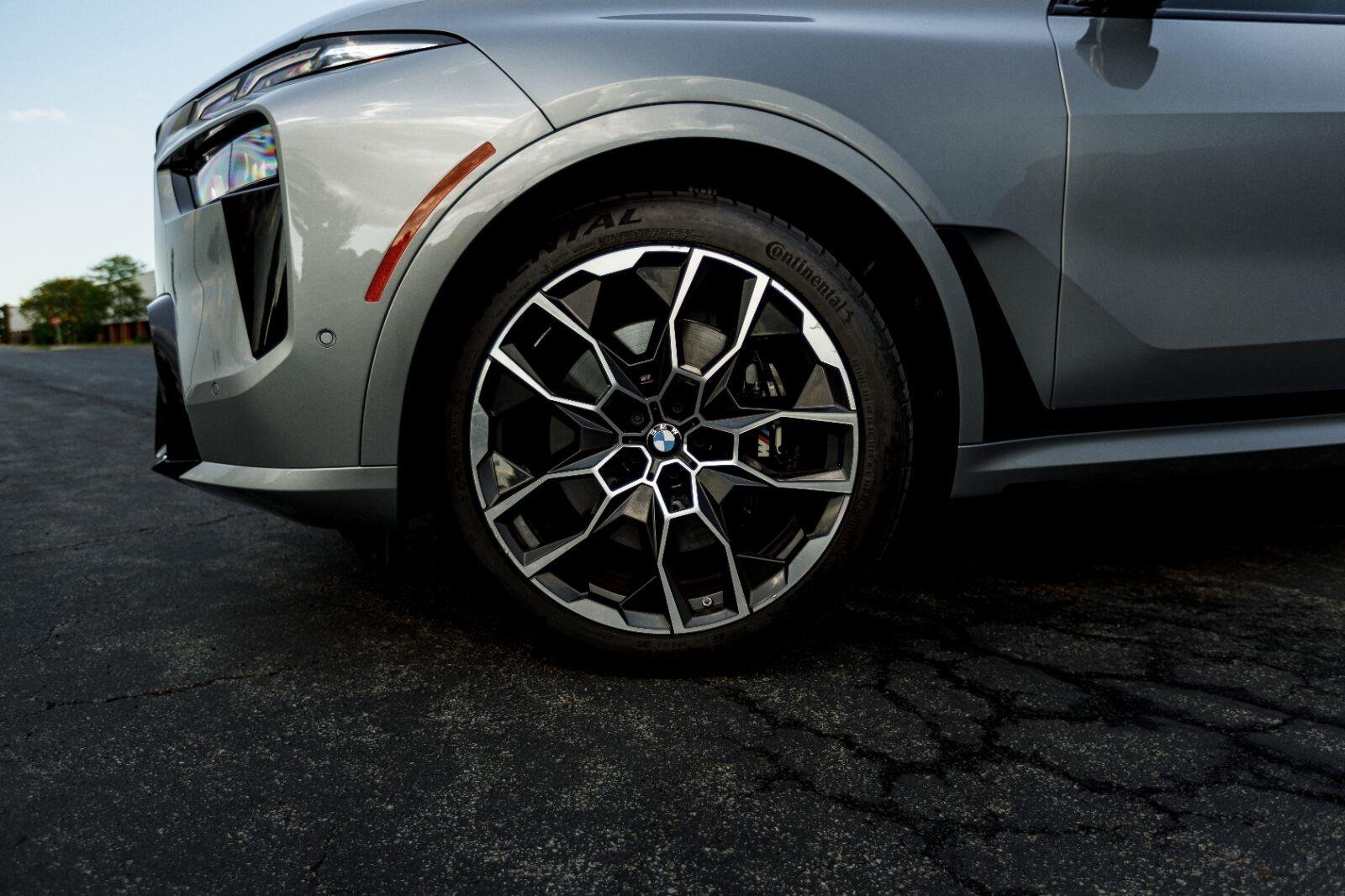 Used 2025 Skyscraper Grey Metallic BMW M60i image 2