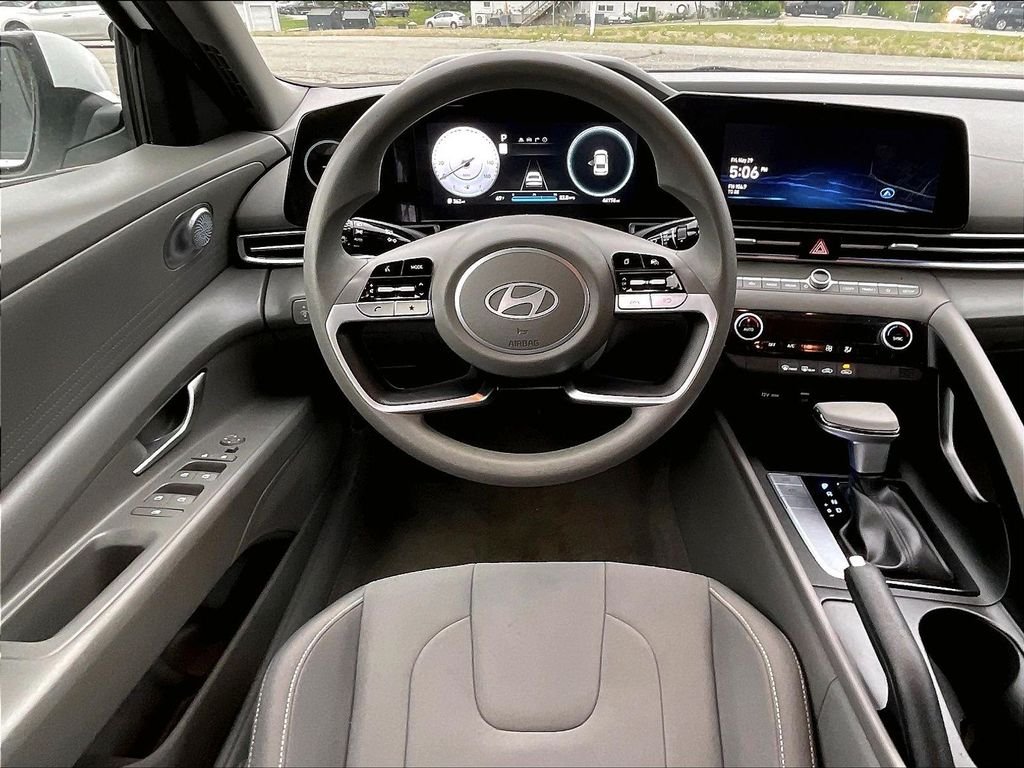 Used 2024 White Hyundai SEL image 17