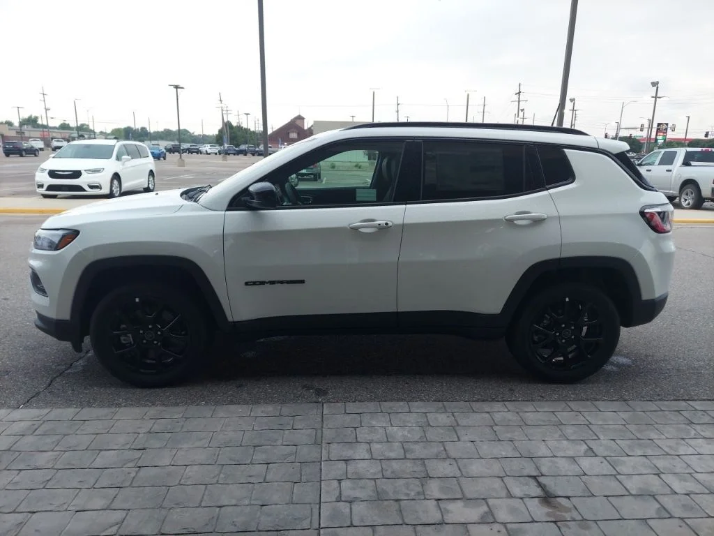 New 2026 Bright White Clearcoat Jeep Latitude image 4