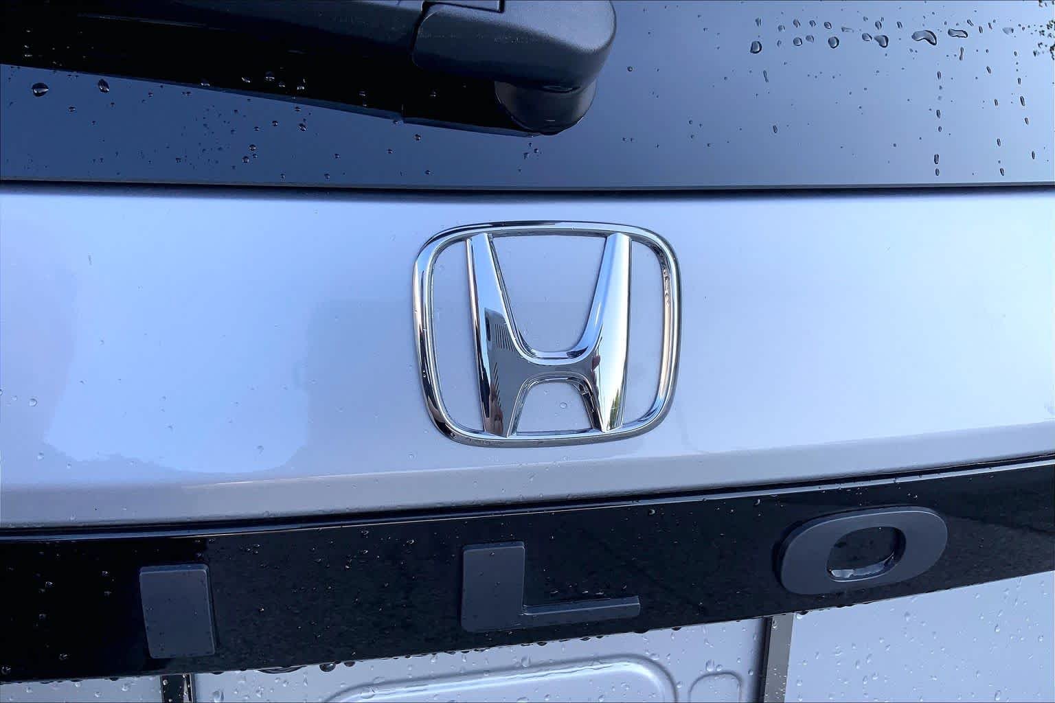 Used 2024 Lunar Silver Metallic Honda EX-L 8 Passenger image 33